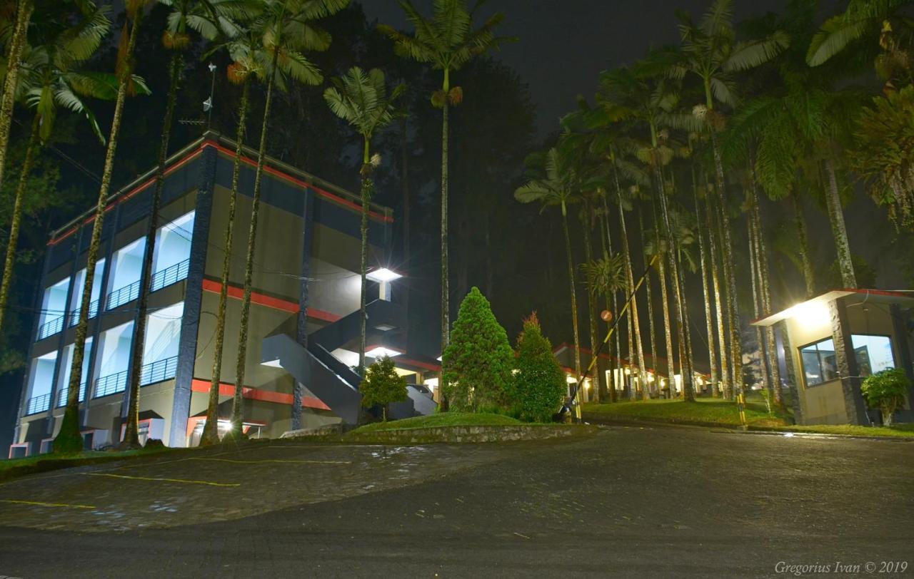 Surya Hotel & Resort باتورادن المظهر الخارجي الصورة